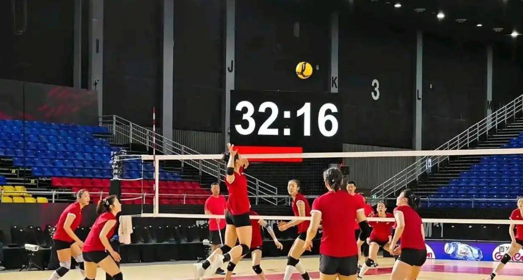 网球大师赛上演强强对话，荆楚猎隼队淘汰对手三湘银狐队，战术调整见效；球迷期待下一战的简单介绍