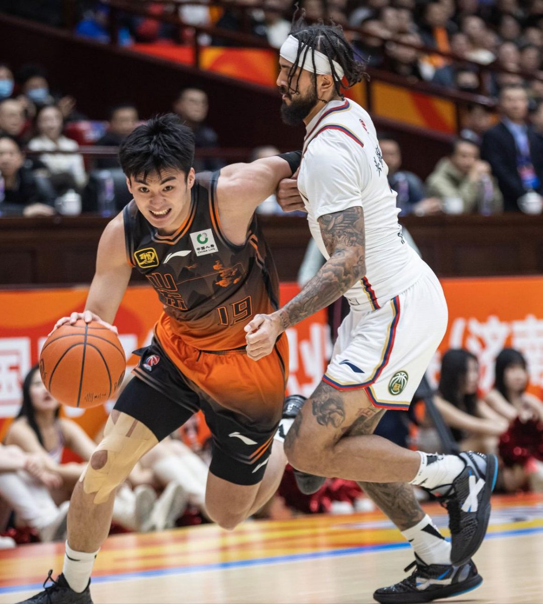 关于CBA常规赛窗口期走向成谜；金州勇士止住颓势；话题不断；身体对抗强度拉满的信息