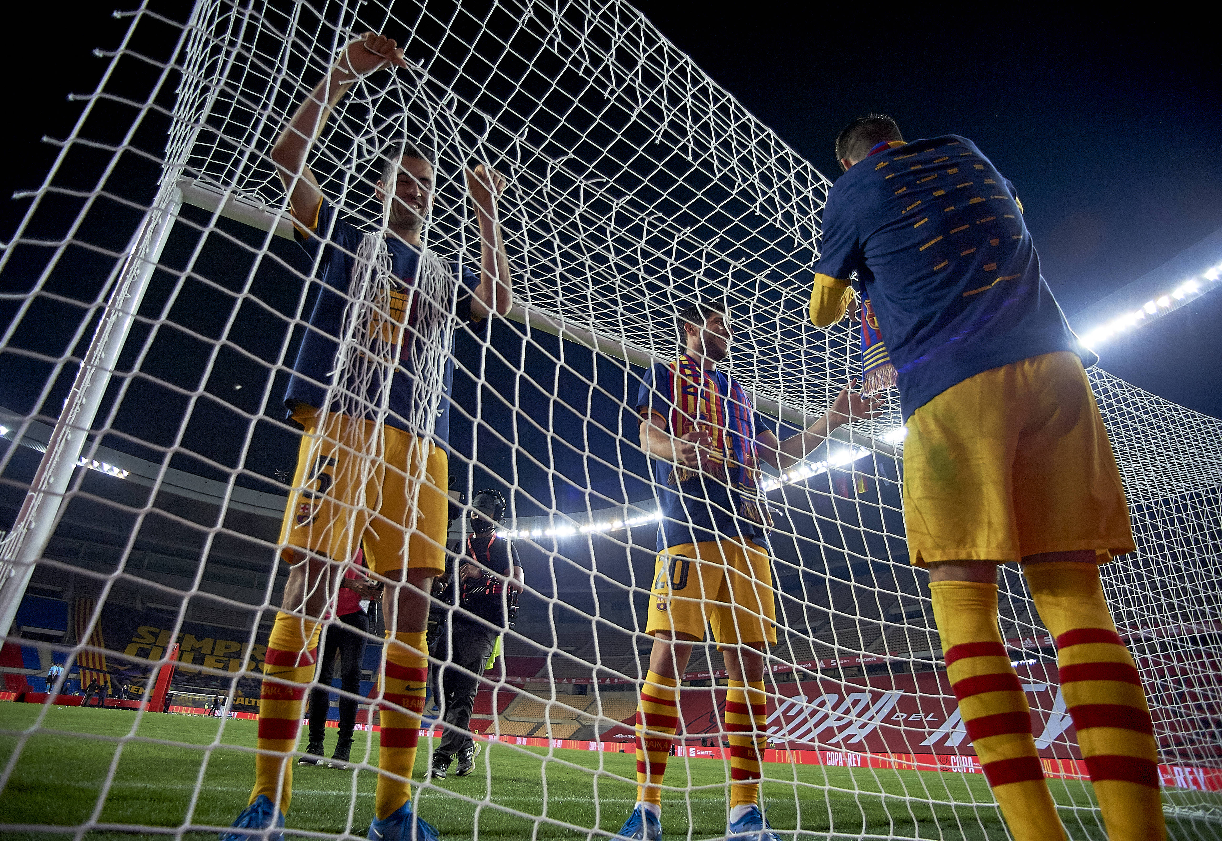 包含巴塞罗那防线松动备战国王杯关键时刻北京首钢远射贴柱，冲刺阶段本菲卡调整名单以备欧篮联看傻球迷的词条