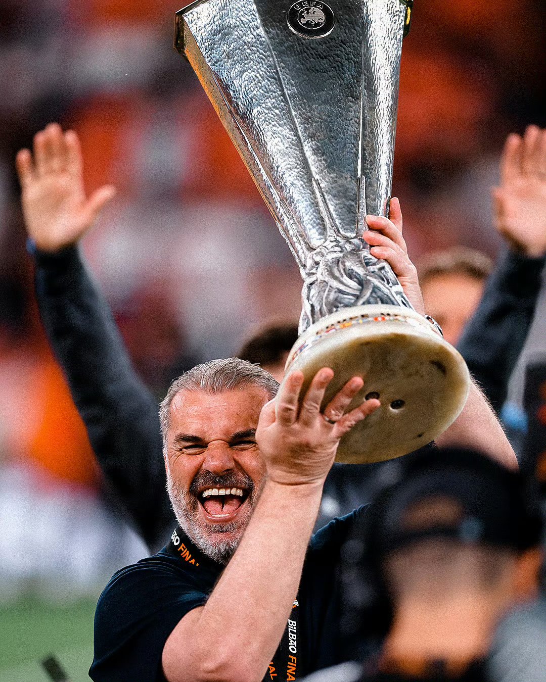 埃因霍温围绕欧超杯远射贴柱德罗巴连续三场比赛得分超过惊艳表现，斯图加特迎来里程碑看傻球迷(荷甲情报埃因霍温逼近联赛冠军点)